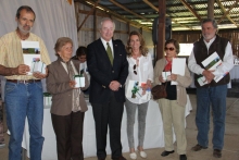 Hasta la comuna de Litueche llegaron el Director Nacional del SAG, Aníbal Ariztía, el Gobernador de Cardenal Caro,  Julio Ibarra, y el Seremi de Agricultura, Guido Carreño, para entregar a 14 agricultores del secano interior y costero, los recursos correspondientes al Sistema de Incentivos para la Sustentabilidad Agroambiental de los Suelos Agropecuarios, SIRSD-S, del Servicio Agrícola y Ganadero.